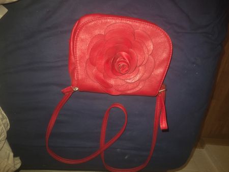 Rote Tasche mit Blumenapplikation und Reissverschluss