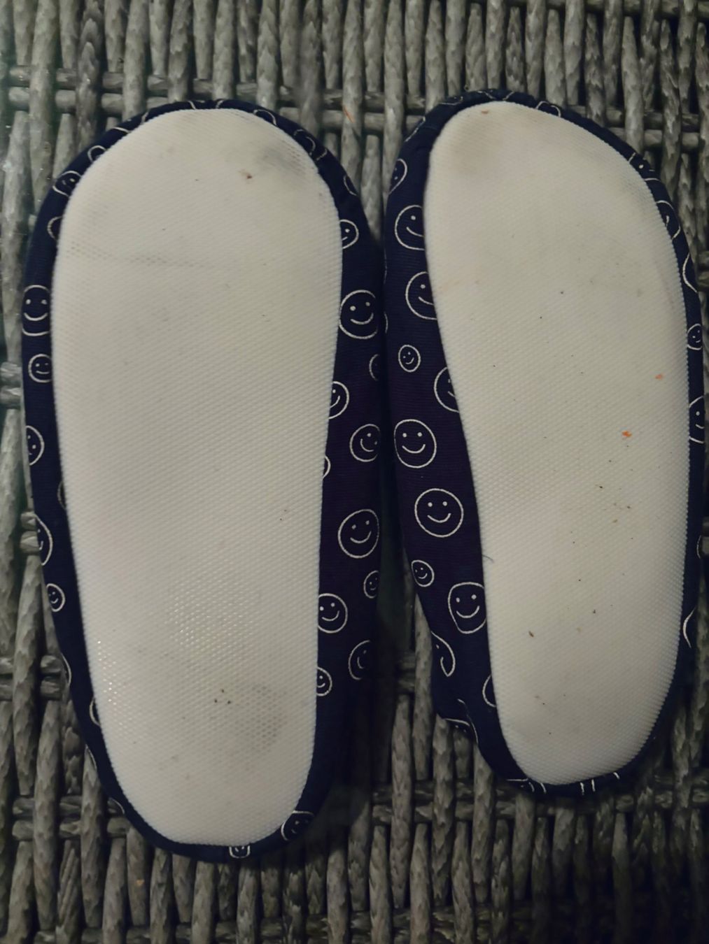 Scarpe da uomo: Turnschläppli Dunkelblau mit Smileys Gr. 29 – Usato da Herzogenbuchsee venduto da MoLa85 1
