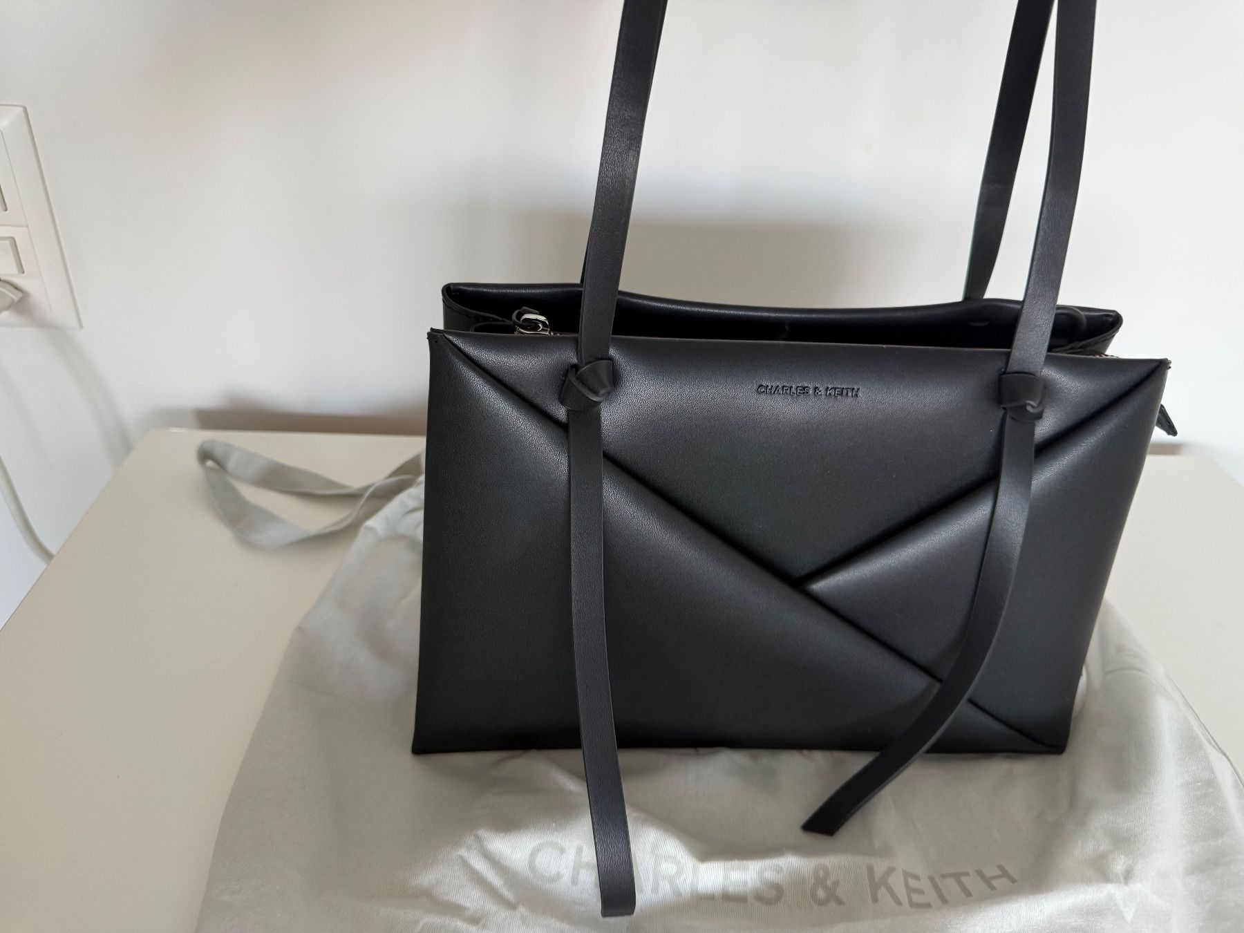 Borse da donna: Handtasche Charles and Keith schwarz – Usato da Wabern venduto da Blacktangerine 1