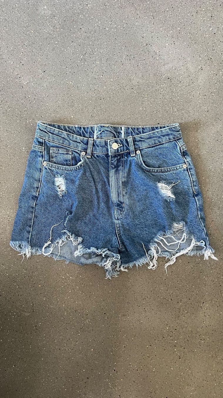 Jeans: kurze Jeanshose mit Löcher – Usato da Oberwil (Dägerlen) venduto da ale_cas