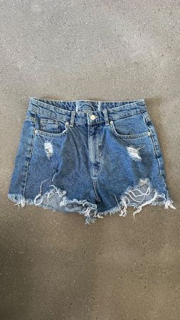 kurze Jeanshose mit Löcher