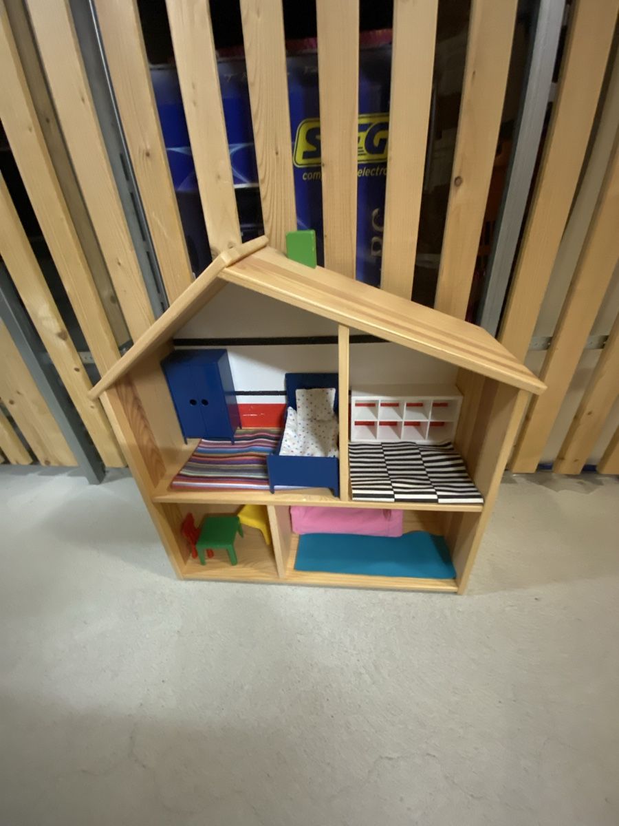 Ikea Case e mobili per bambole: Ikea Holzpuppenhaus mit Inhalt – Usato da Uster venduto da muse70