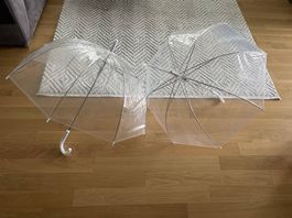 2 transparente Regenschirme