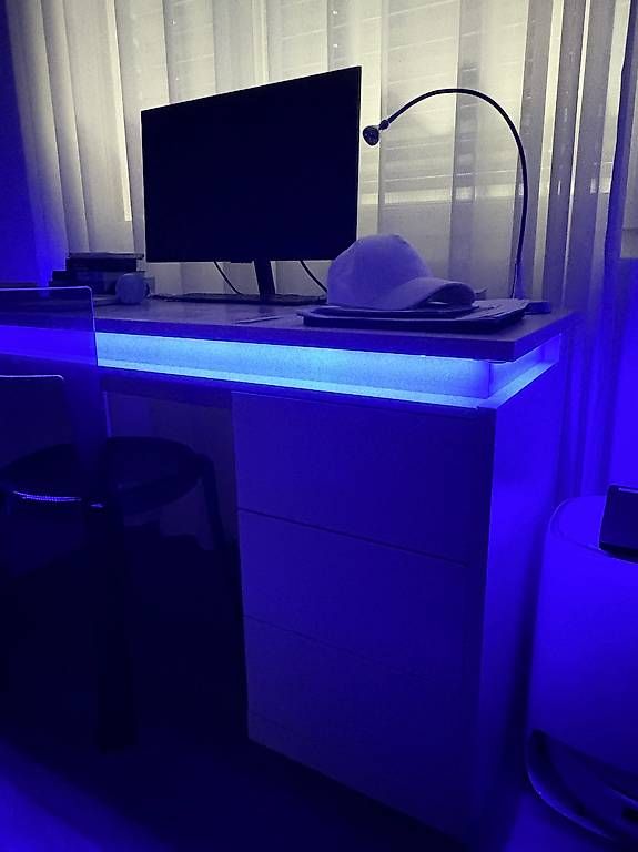 Scrivanie: Schreibtisch mit LED – Usato da Embrach venduto da JenniferBDC 3
