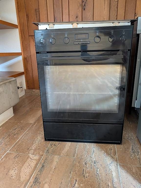 Electrolux Cucine: Electrolux Glaskeramik Herd und Ofen – Usato da Basel venduto da Thomober