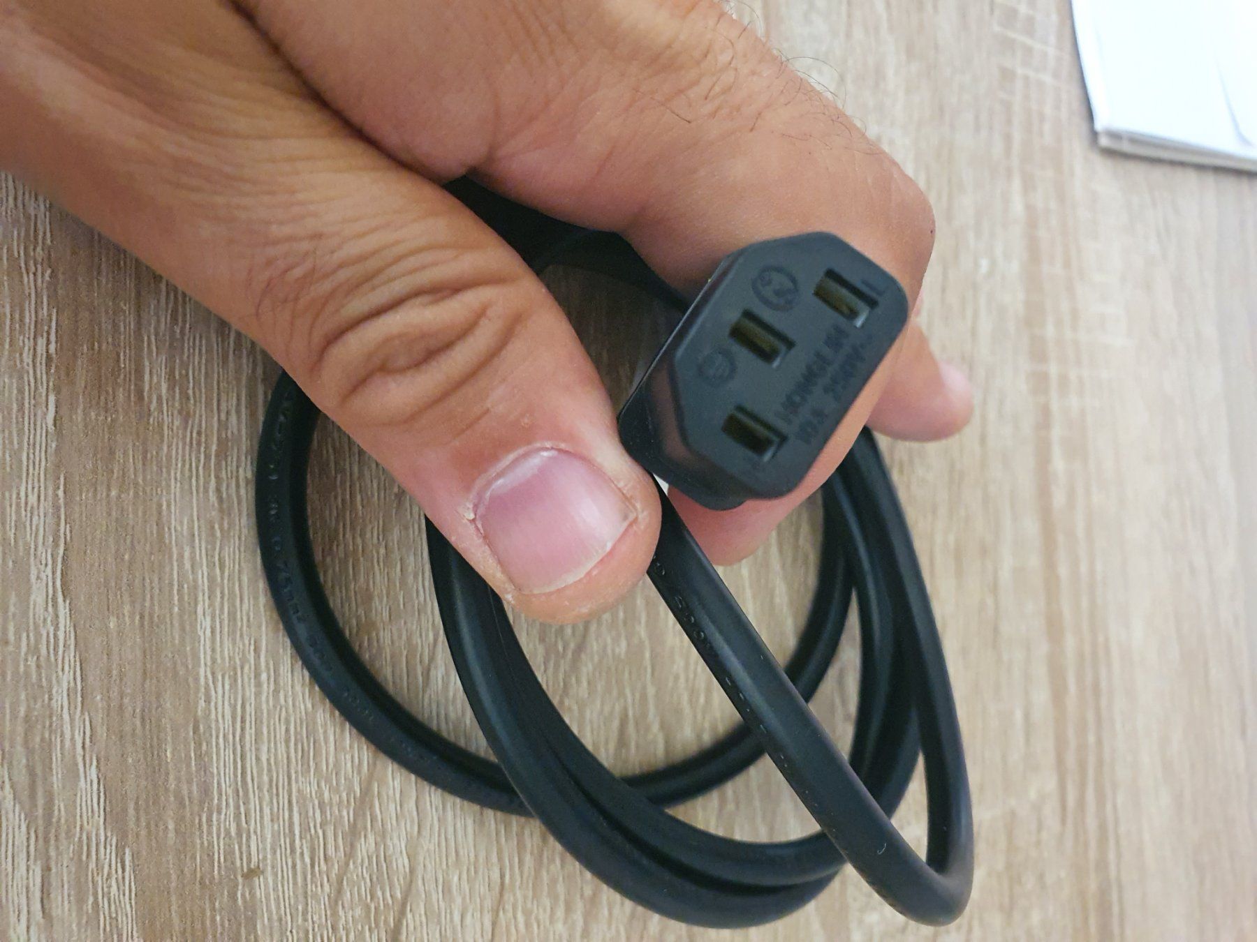 Cavi: Netzkabel C13 1.4m T12 Anschlusskabel – Usato da Zürich venduto da eymen20 1