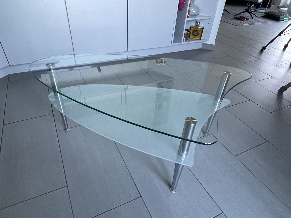 Tische: Moderner Glas-Couchtisch mit Edelstahlfüssen, Top! – Gebraucht aus Gunten von slu_p5p8 1