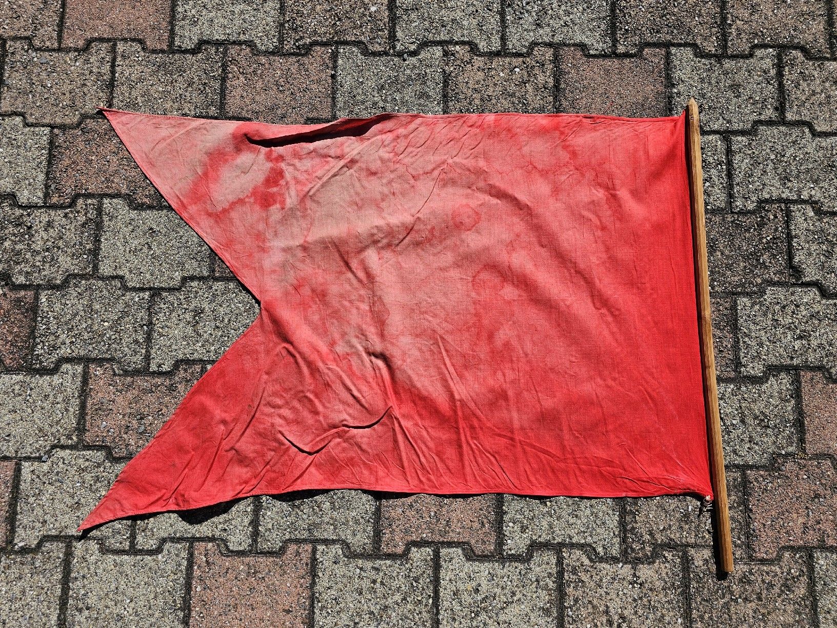 Drapeaux: Notflagge mit Flaggenstock – D'occasion à Meisterschwanden par Hummer21 1