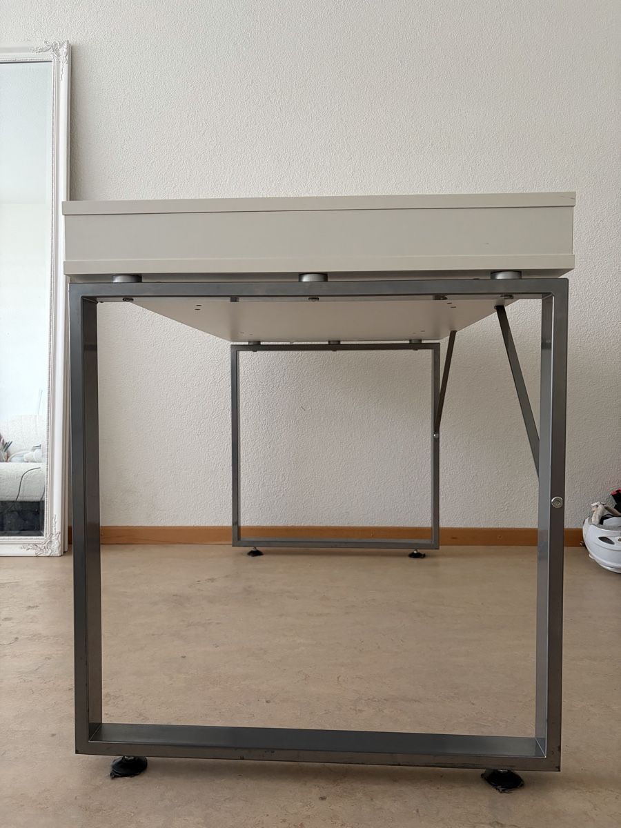 Bureaux: Weisser Schreibtisch mit Metallgestell – D'occasion à Kloten par alaned 3