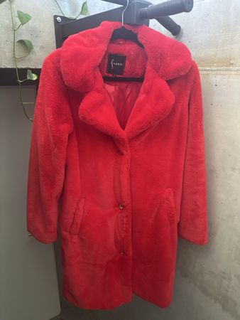 Roter Teddy Mantel