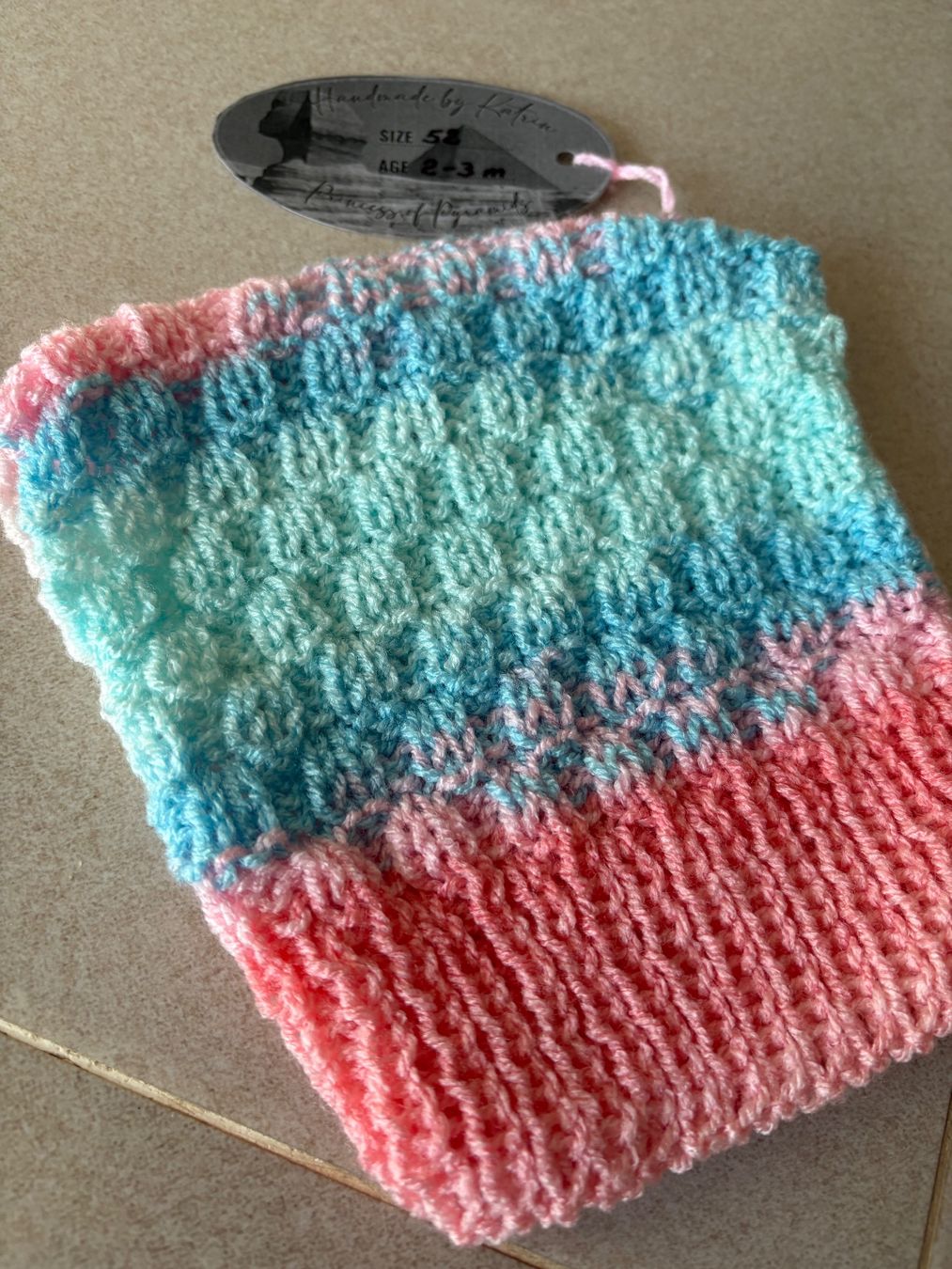 Pulls et sweat-shirts: Handgestrickter kurzer Pullover Gr. 54 Rosa/Blau/Türkis Neu – Neuf avec emballage d'origine à Basel par Tierschutz-Flohmi 1