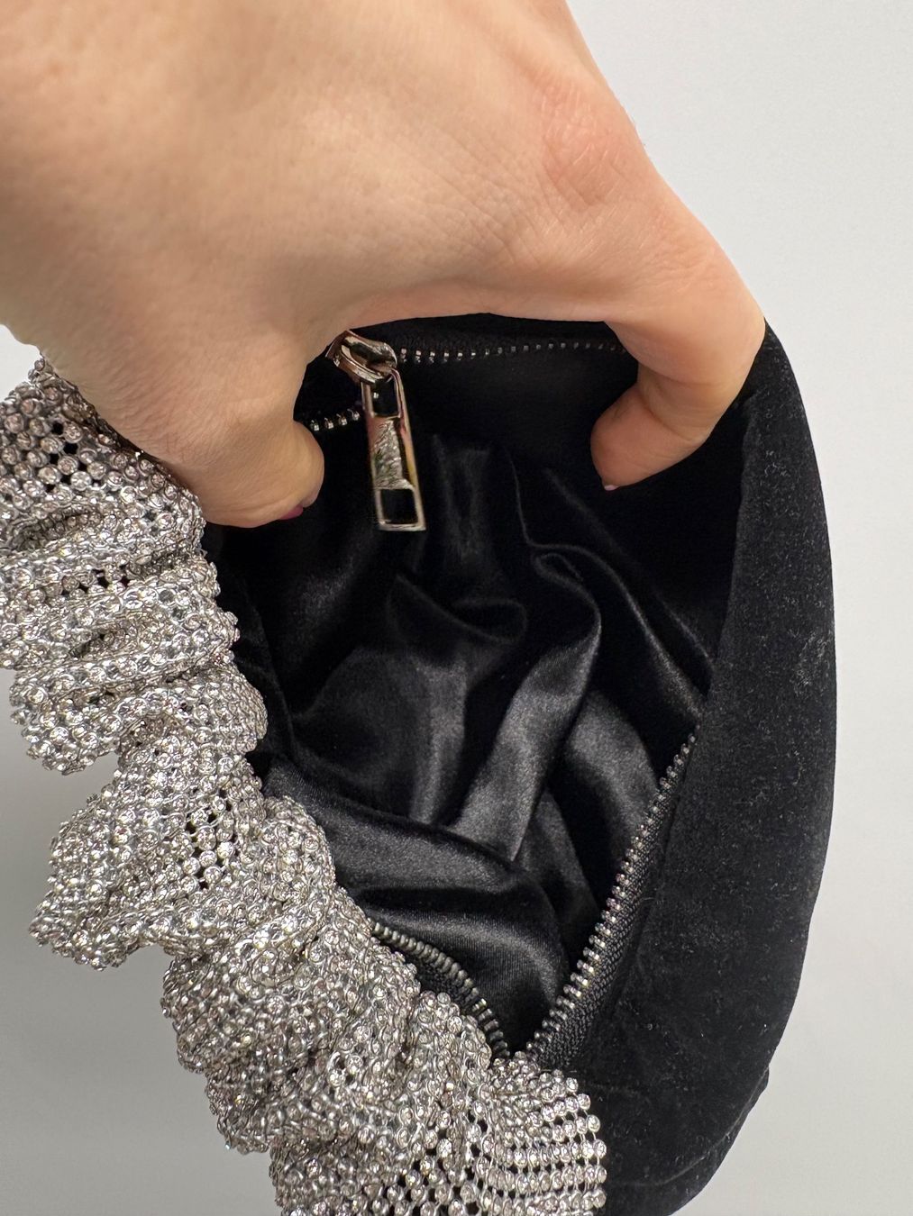 Borse da donna: Schwarze Samt Tasche mit Strass Minibag – Nuovo (secondo la descrizione) da Regensdorf venduto da secondchancefashion 4