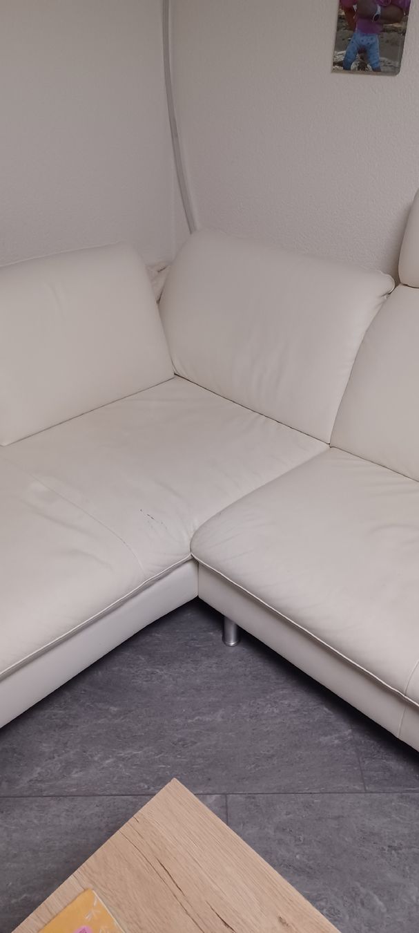 Divani: Ecksofa W.Schillig weiss Leder, 255x185cm, mit Hocker – Usato da Dürrenäsch venduto da Uliu
