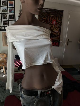 Weisser schulterfreier Pulli
