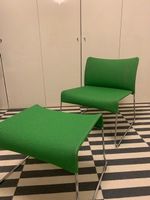 Grüner Designer Stuhl mit Hocker – modernes Wohnaccessoire!