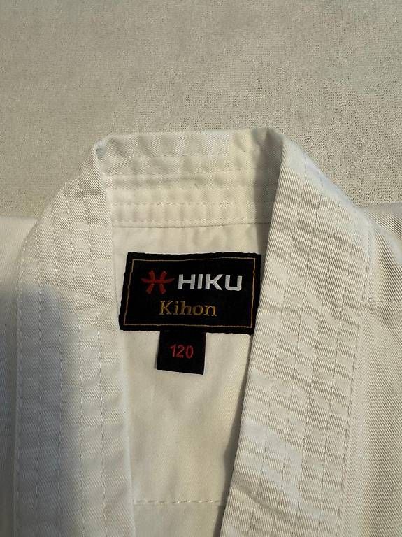 Completi: Karate-Gi/ -Trainingsanzug inkl. Gurte  – Usato da Zürich venduto da Shredmaster 2