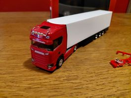 Herpa Scania CS rot mit Kühlauflieger 1:87