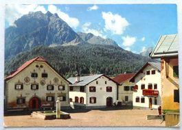 Dorfplatz Scuol mit Piz Pisoc