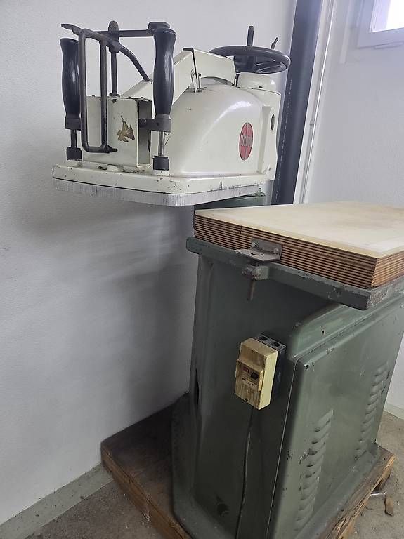 Tutte le macchine: Schwenkarm-Stanzmaschine – Usato da Lenzburg venduto da Lor_c8jv 2