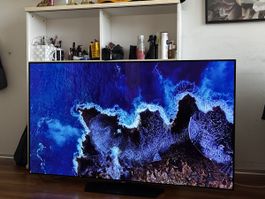 LG OLED 65” 4K TV + WiZ HDMI Sync Box/Backlight – OLED65B6V