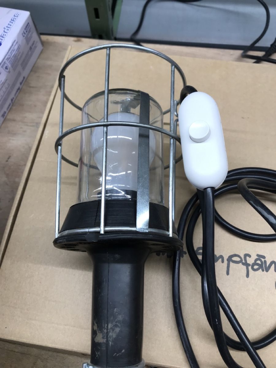 Lampade: Alte Arbeitslampe mit Schalter – Usato da Opfikon venduto da Cycomyco