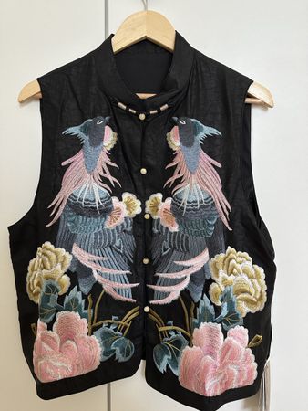 Gilet en Soie Xiangyunsha Véritable (香云纱) – Broderies Tradit