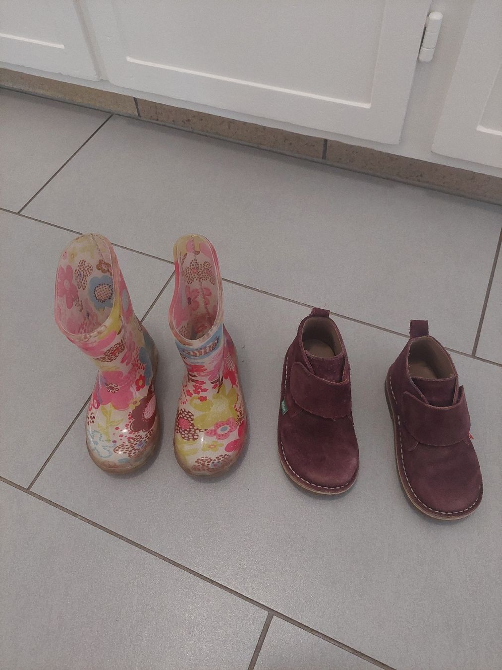 Scarpe per ragazzi: 3 Paar Kinderschuhe Grösse 23 – Usato da Gränichen venduto da JaelRoost