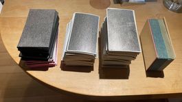 etliche Schleifpapiere mit Klettverschluss-Fixierblock