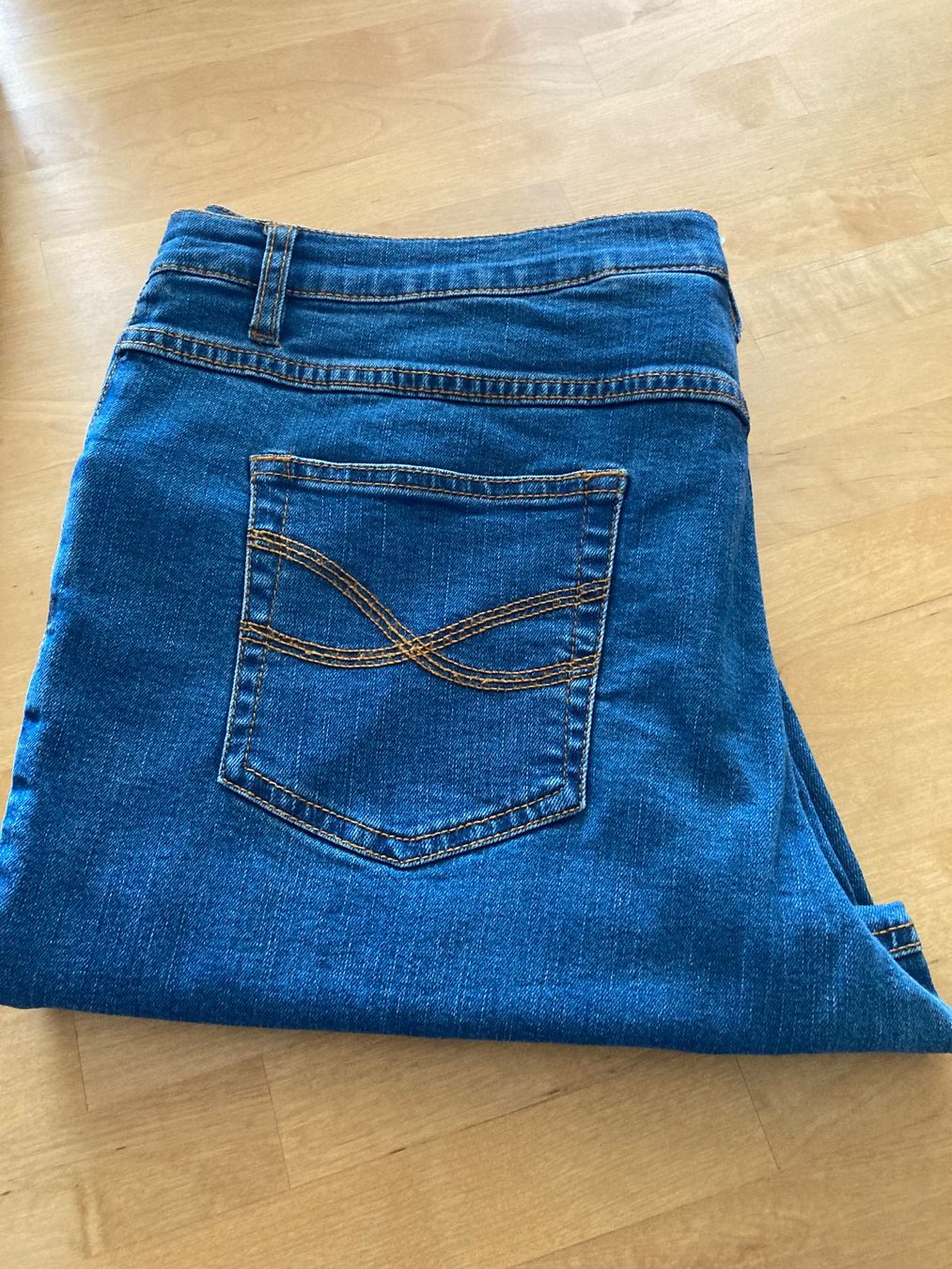 Jeans: Damenjeans, Kurzgrösse 46 – Usato da Oberrieden venduto da Garten114
