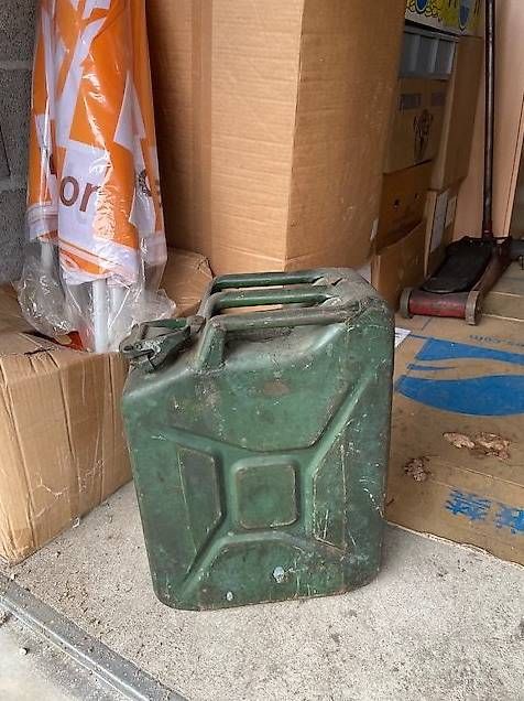 US Army Taniche per benzina: Jerrycan d'origine militaire – Usato da Colombier NE venduto da Boy48