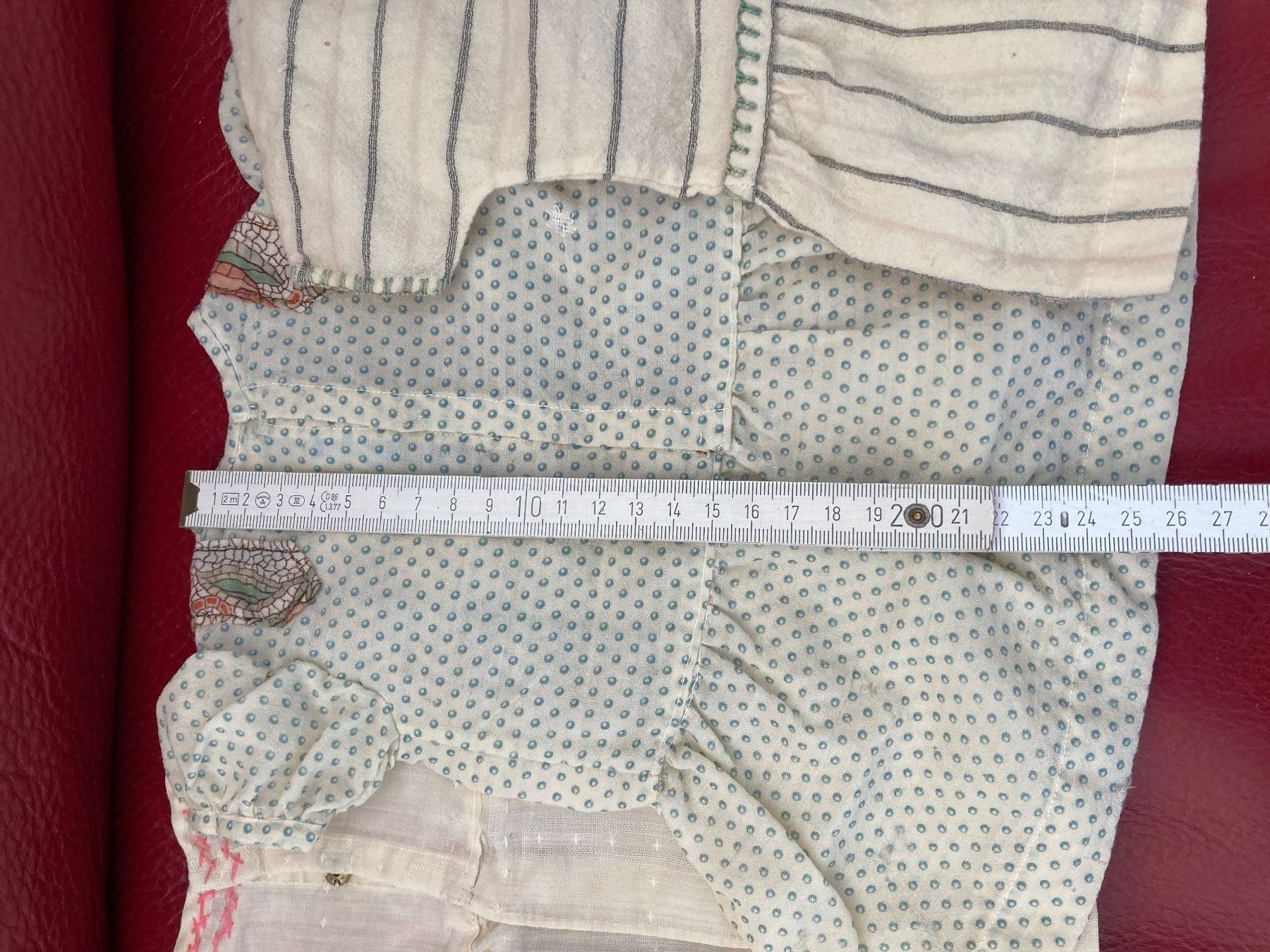 Bambole: 3 alte Puppenkleider und Strümpfe – Usato da Baden venduto da Yoyo1 2