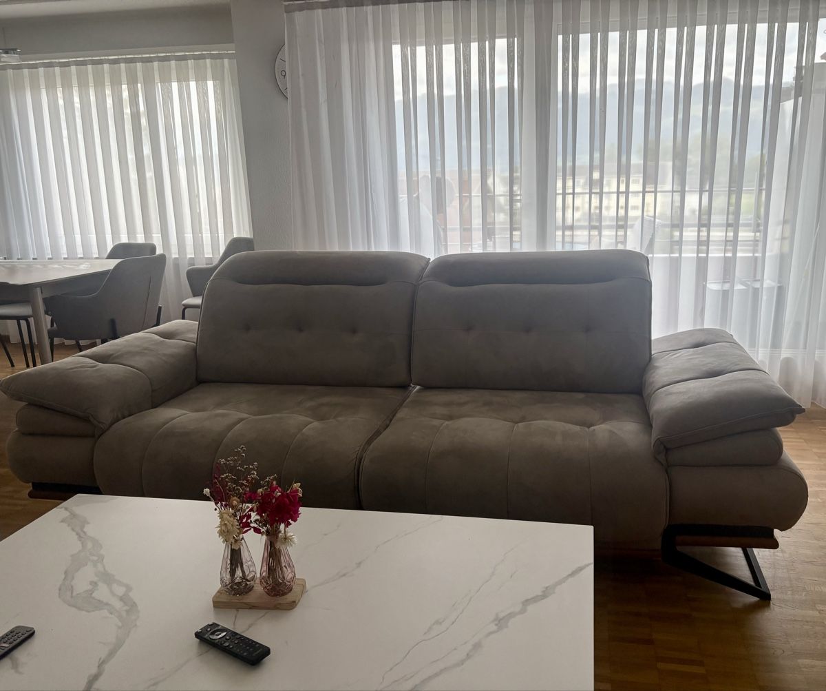 Sofas: 2x Moderne 3-Sitzer Sofas mit Kopfstützen – Gebraucht aus Uznach von kola.loreta 2