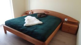 Massives Schlafzimmer-Set: Bett, Nachttische & Schrank.