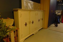 Antiker Schrank, schmal dennoch mit genügend Stauraum!