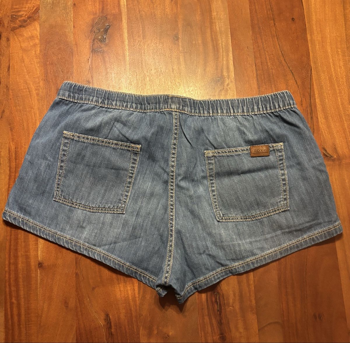 Roxy Pantaloni: Roxy Jeans Shorts – Usato da Celerina venduto da Heli87 1