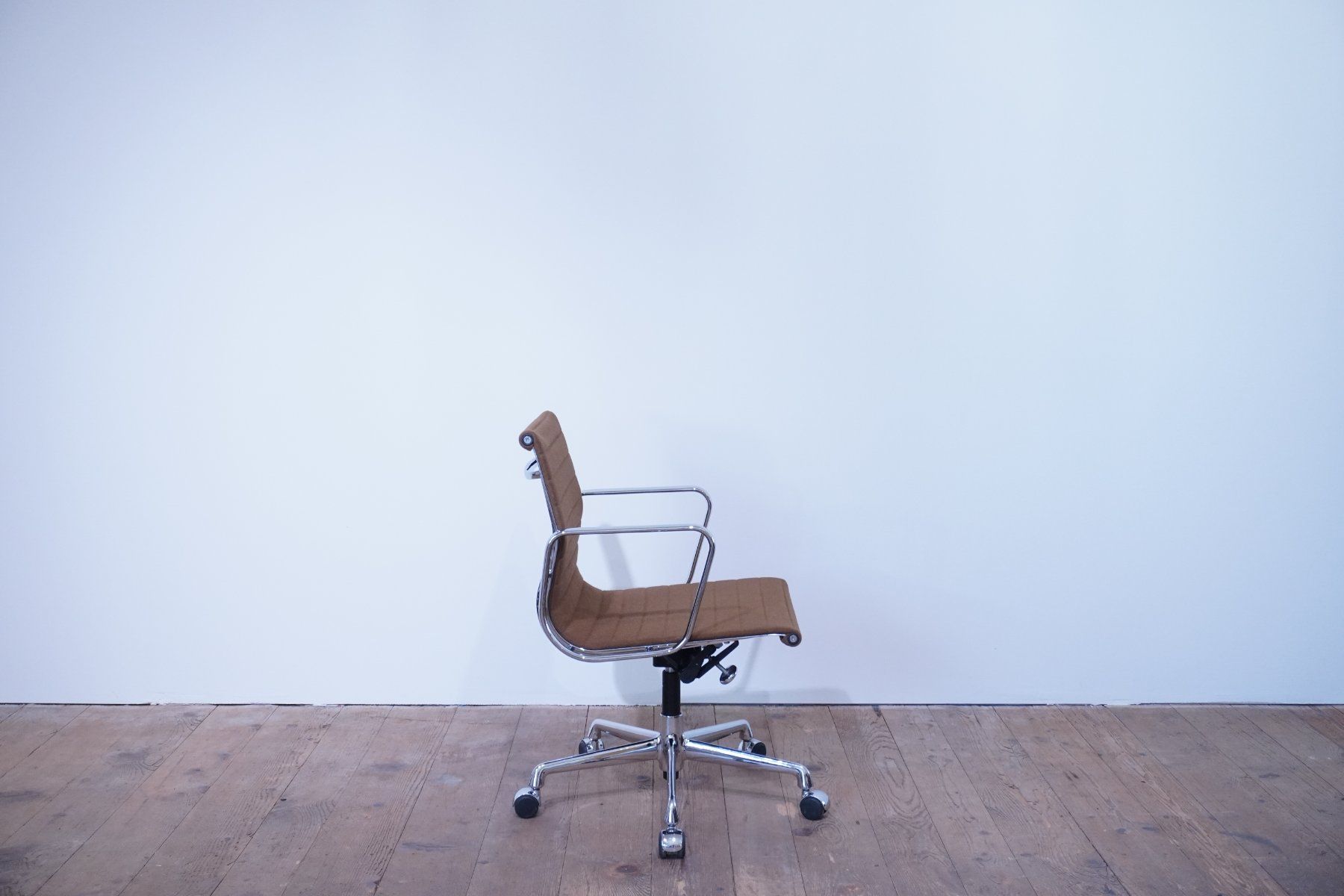 Vitra Sedie: Vitra Eames Alu Chair EA117 Hopsak braun – Usato da Bad Zurzach venduto da QLASSIQ 6