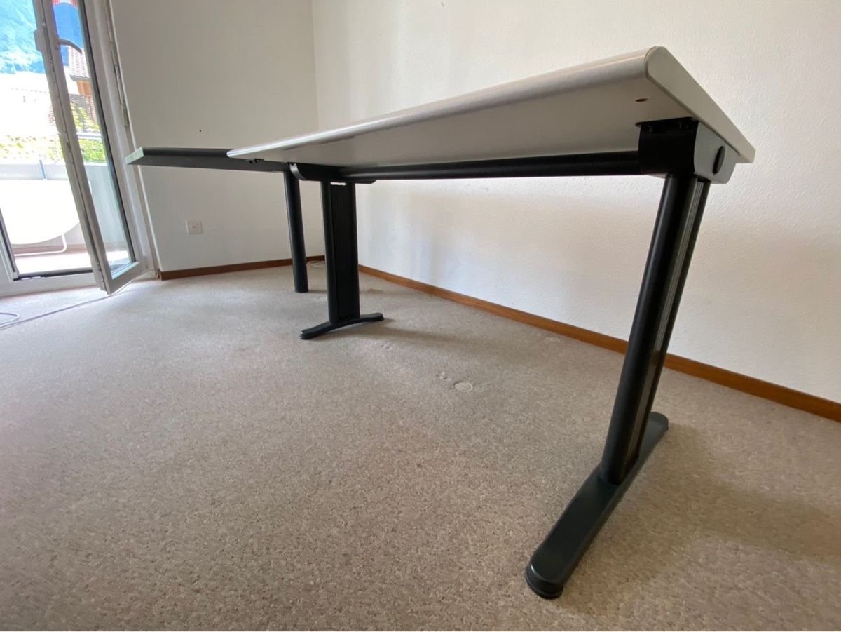 Schreibtische: Bürotisch mit Kabeldurchführung – Gebraucht aus Dietikon von Gus7 2