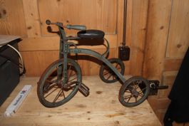 Antikes Ausstellung Dreirad mit Holzräder
