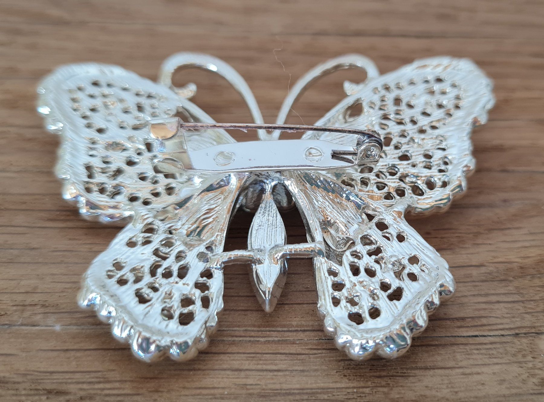 Spille & Fermagli: Hübsche Brosche Schmetterling, versilbert, 7 x 6 cm – Usato da Zürich venduto da IrisA0102 1