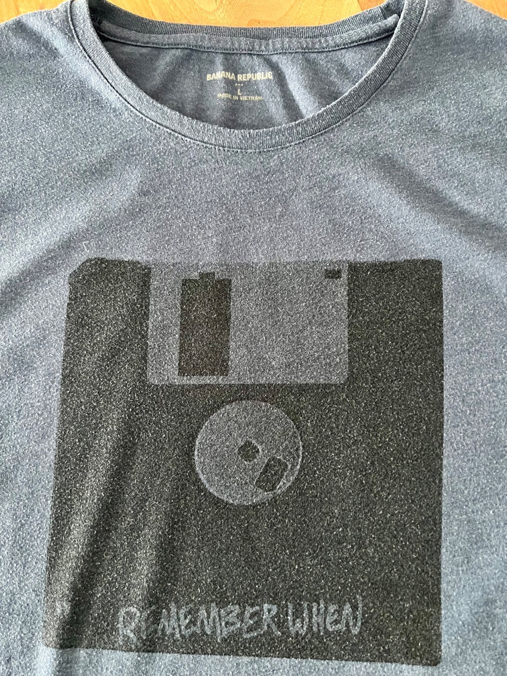 Banana Republic T-shirt: Banana Republic T-Shirt L Blau Diskette Remember When Graphi – Usato da Rapperswil SG venduto da Keller_Pipo 2