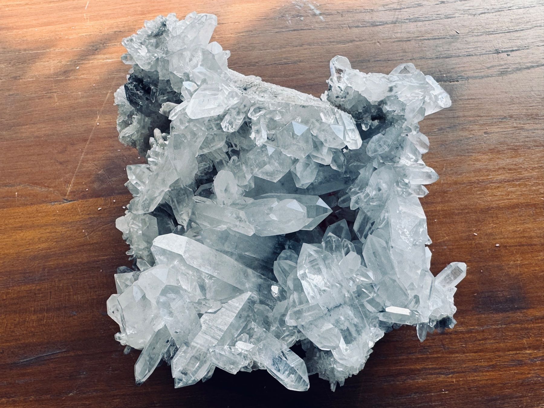 Minerali & Pietre curative: Bläuliche Quarz-Stufe aus Mathon, Schweiz – Nuovo e nell'imballaggio originale da Seeberg venduto da Mono1 8