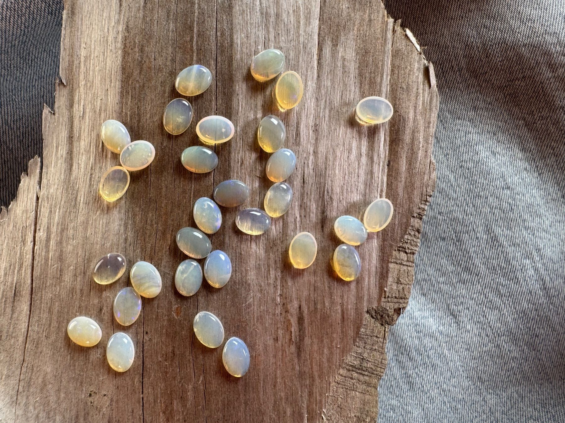Fossili: 30 Stk  Cabochons Opal echt winzig neu   oval 5x7mm  solid – Nuovo e nell'imballaggio originale da Leuggern venduto da gemshow 3