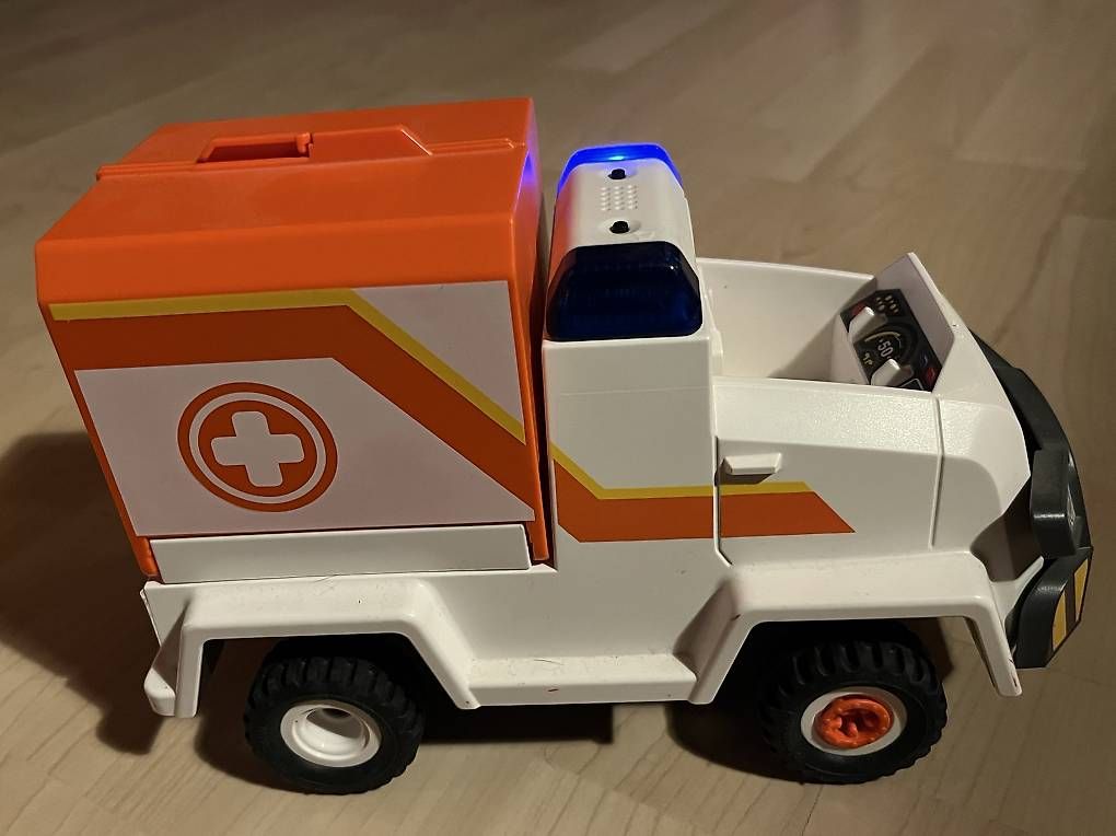 Jouets: Ambulanz – D'occasion à Dotzigen par Chruemeli79
