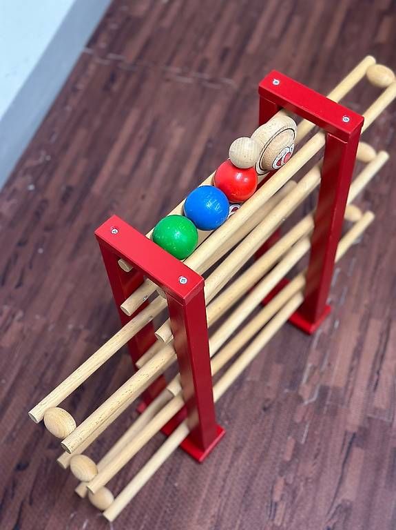 Spielzeuge: Kugelbahn aus Holz – Gebraucht aus Merlischachen von Jamie-Tristan 1