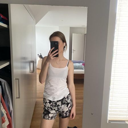 Kurze Hose Blumenmuster Schwarz Weiss Grösse S gebraucht