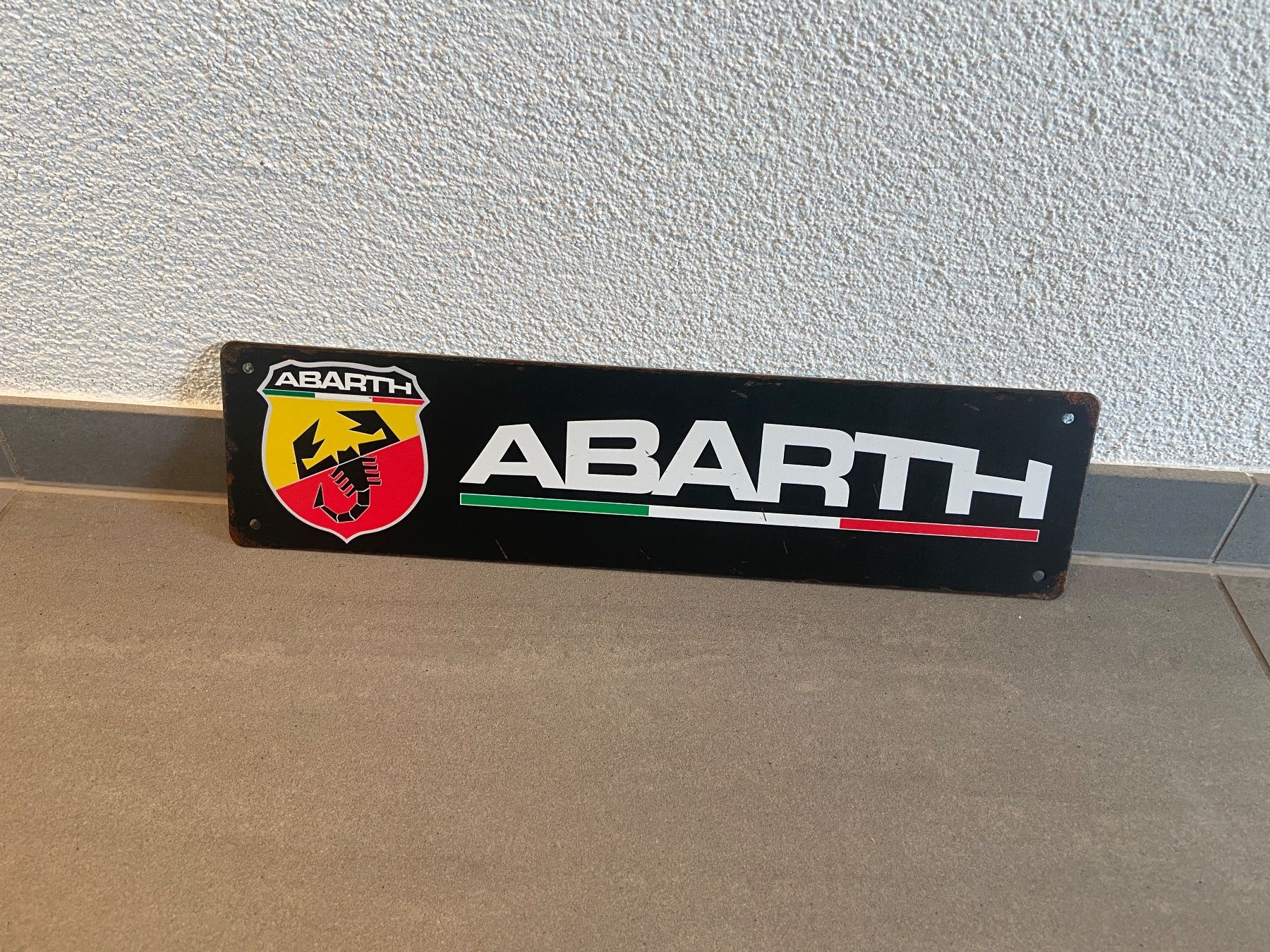 Abarth Insegne: Abarth Schild Metall Size:40 cm x 10cm NEU / – Nuovo e nell'imballaggio originale da Seon venduto da Aaargauer01 2