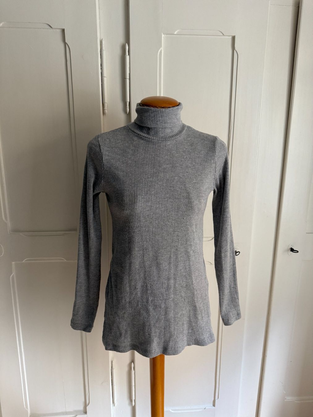 Pulls & Sweat-shirts: Rollkragenpullover hellgrau gerippt XS – D'occasion à Zürich par Diazaio