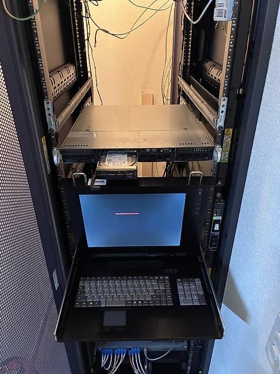 Racks & Cavalletti: Sun Microsystems Server Rack / Serverschrank, gebraucht – Usato da Au ZH venduto da Bus_Shop 1