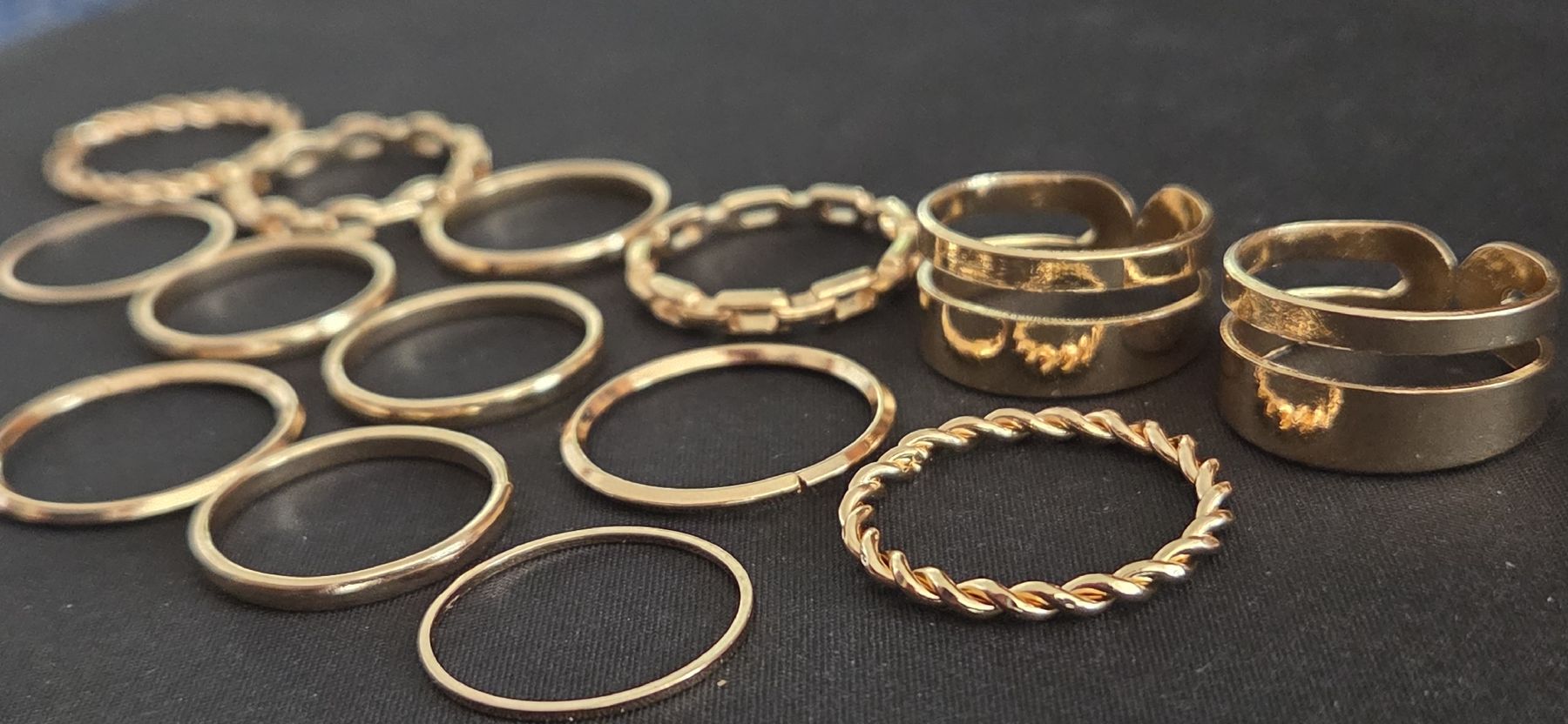 Altri gioielli: Lot de 14 Bagues Dorées Style Minimaliste Ajustables – Nuovo e nell'imballaggio originale da Neuchâtel venduto da golden02 1