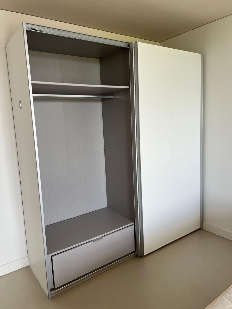 Pfister Armoires: Kleiderschrank weiss  – D'occasion à Mollis par Piet2piet2000 2